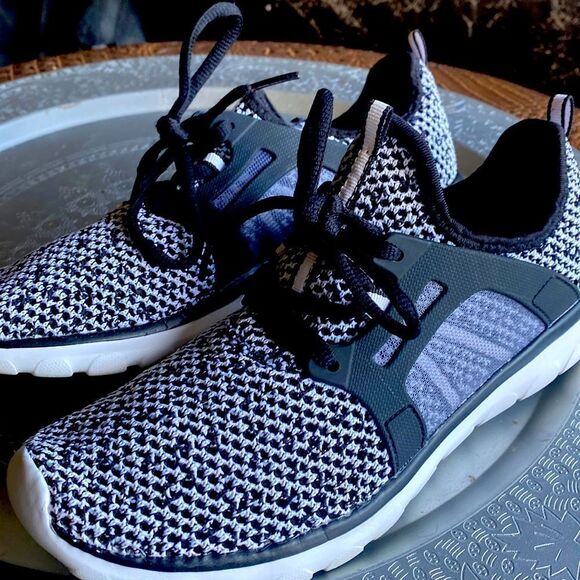 Champion Woman’s Running Shoes Sneakers Black & White 7 - Picture 1 of 2